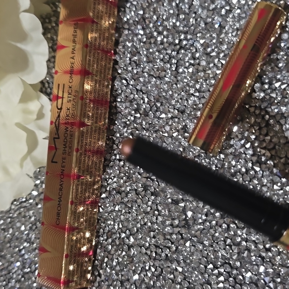 ❇️BUBBLEGLAM Mac DISCONTINUED ChromaCrayon Eye Shadow Stick NWT - Picture 8 of 8